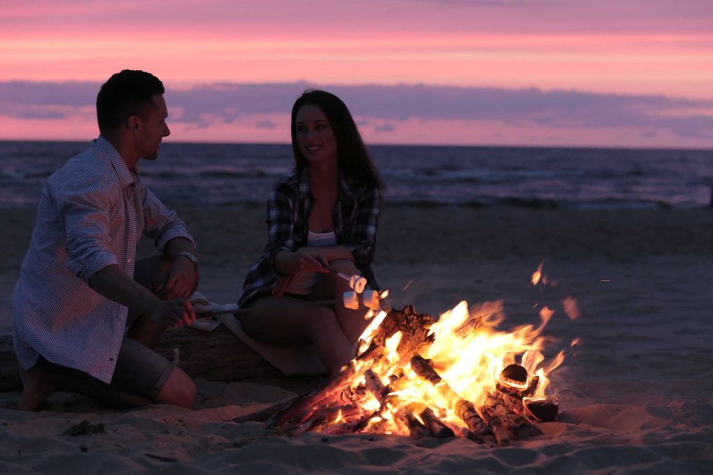 Pareja en escapada romántica en la playa