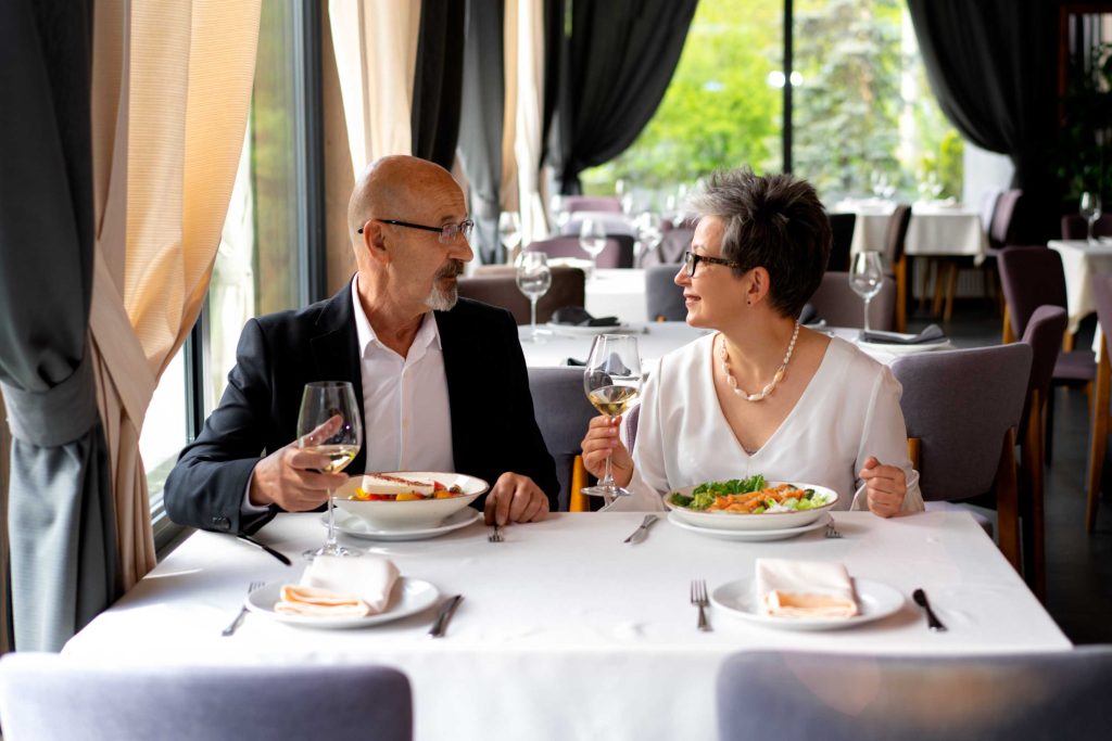 Pareja disfrutando de cena Fiesta Rewards