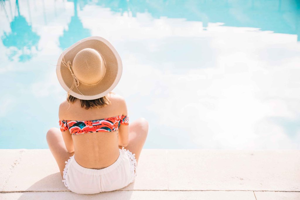 mujer en playa por vacaciones de verano