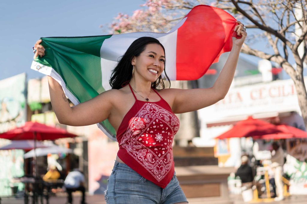 Mujer celebrando fiestas patrias en México