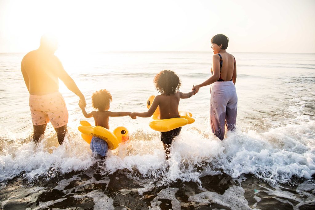 familia disfrutando de la playa