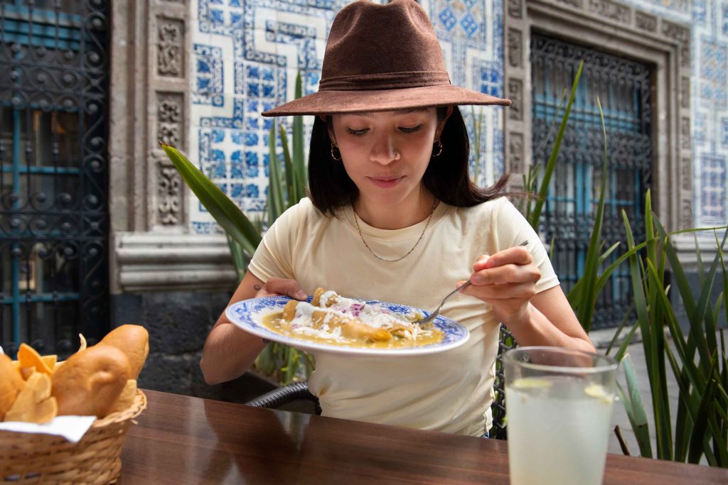 Mujer disfrutando de ruta gastronómica en CDMX